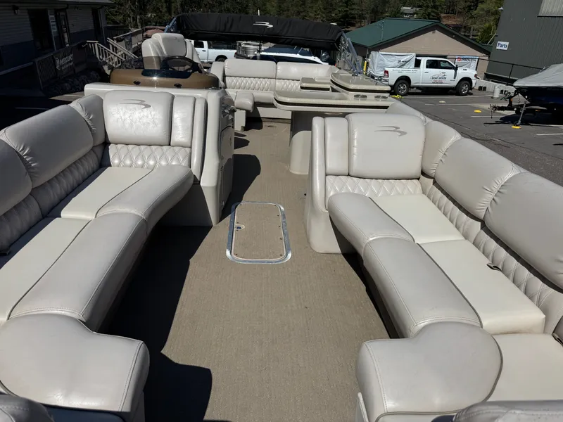 Slide: The Image of Interior of a 2013 Bennington 2550RCB ESP TRI pontoon boat. - 8