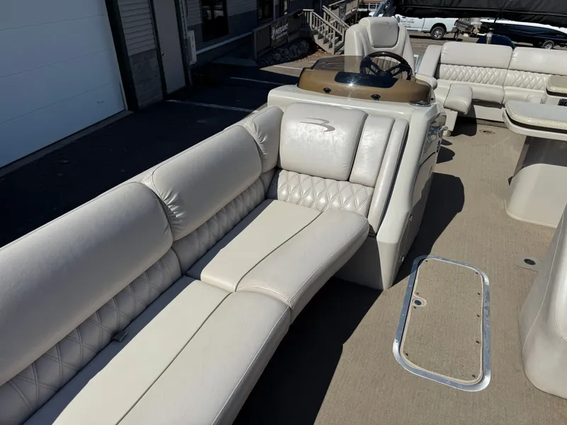 Slide: The Image of Interior of a 2013 Bennington 2550RCB ESP TRI pontoon boat. - 9