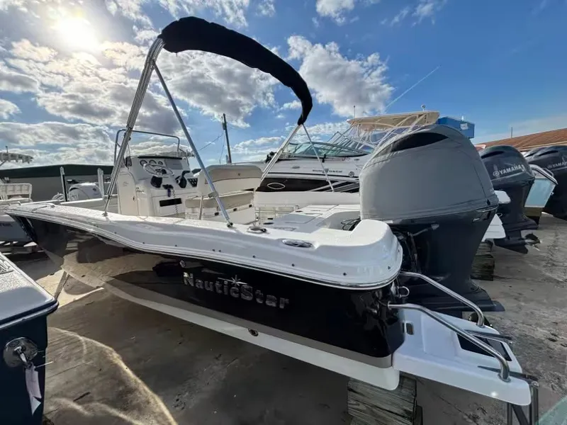 Slide: The Image of NauticStar 231 Angler 2016 - 3