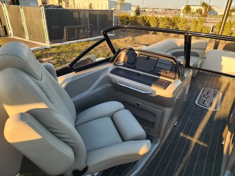 Slide: The Image of Premier 270 S Series 2022 - 10