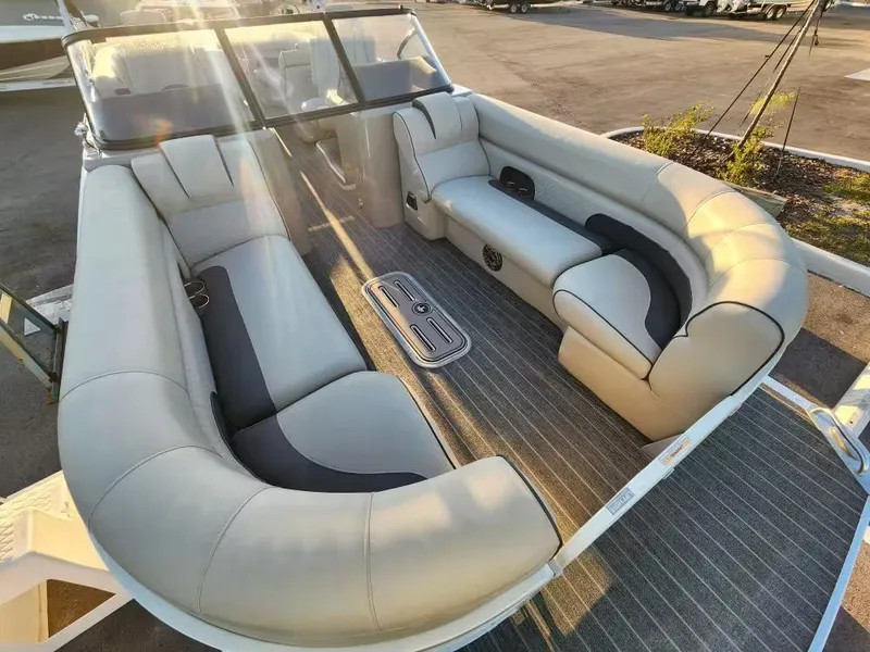 Slide: The Image of Premier 270 S Series 2022 - 11