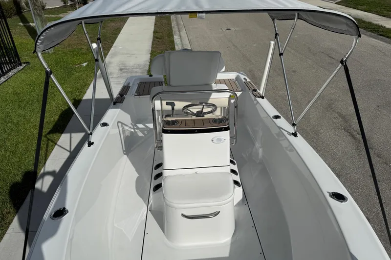Slide: The Image of 2016 Sportsman Island Reef 17 Center Console with Yamaha 70 outboard motor. - 26