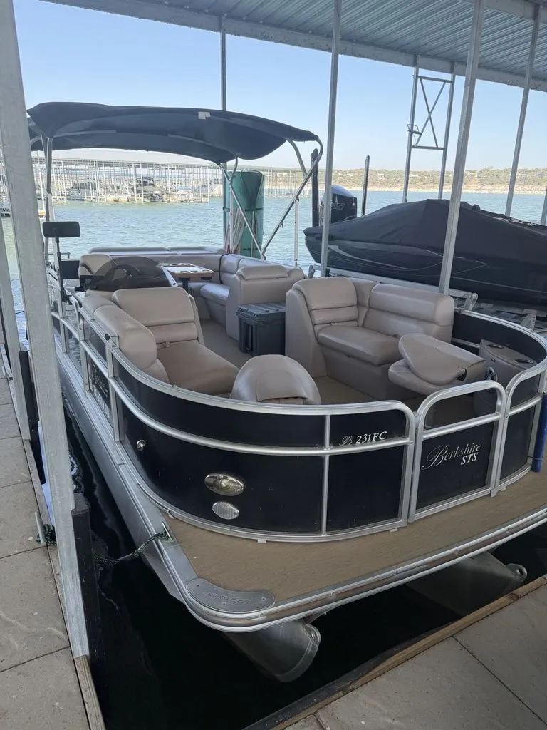 The Image of Berkshire 24 RFX Arch Tritoon 2015 - 0