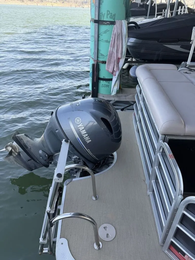 Slide: The Image of Berkshire 24 RFX Arch Tritoon 2015 - 12