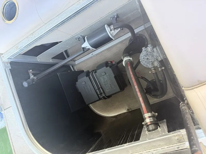 Slide: The Image of Berkshire 24 RFX Arch Tritoon 2015 - 13