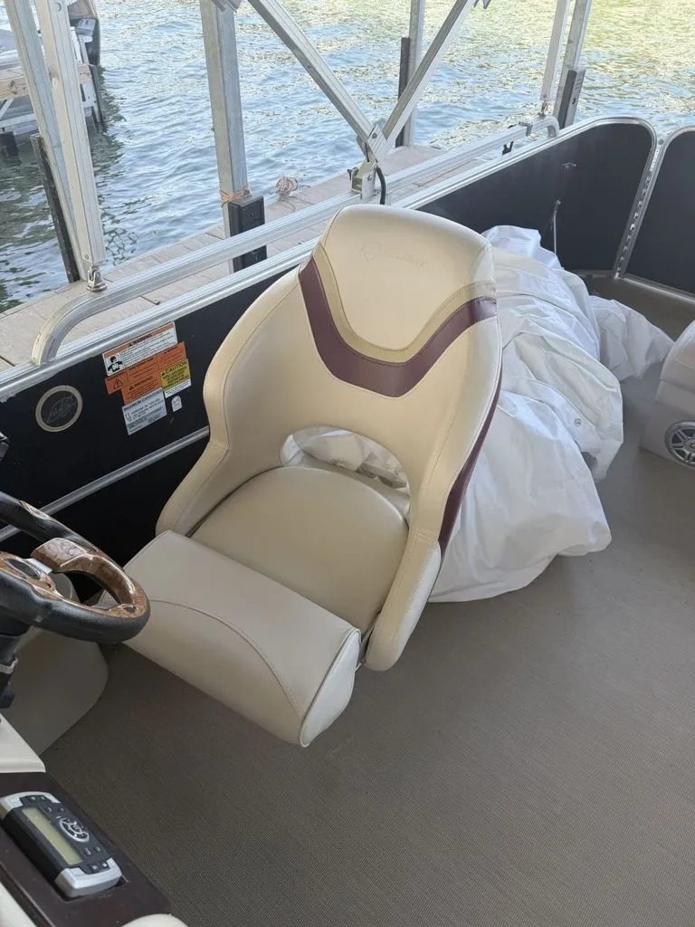 Slide: The Image of Berkshire 24 RFX Arch Tritoon 2015 - 5