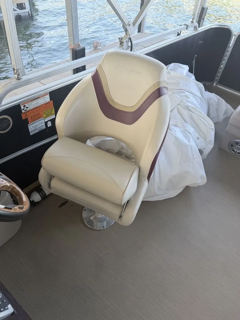 Slide: The Image of Berkshire 24 RFX Arch Tritoon 2015 - 6