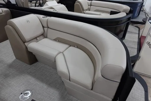 Slide: The Image of Flagship Endurance Rear Fish & Front Fish E20 RF 2023 - 4