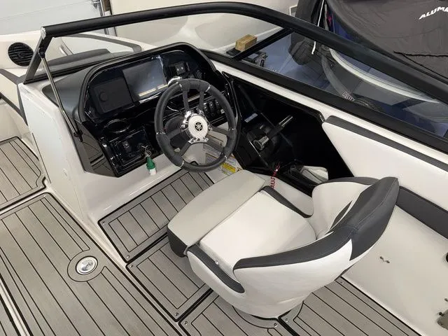 Slide: The Image of Yamaha Boat 195S 2025 - 11