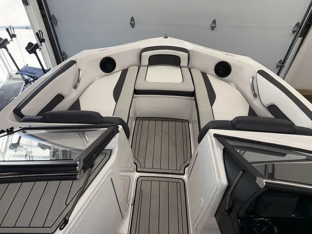 Slide: The Image of Yamaha Boat 195S 2025 - 12