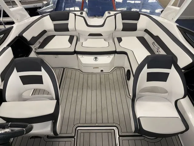 Slide: The Image of Yamaha Boat 195S 2025 - 5