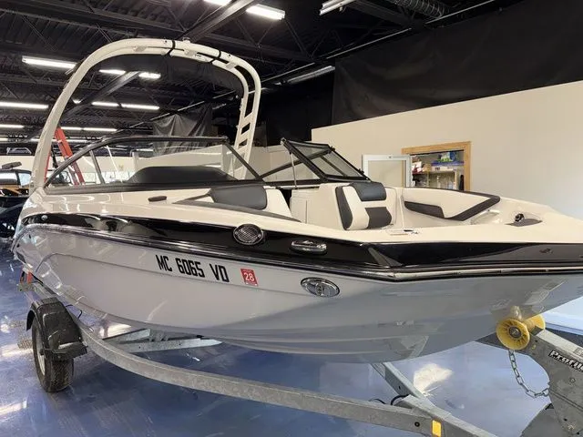 Slide: The Image of Yamaha Boat 195S 2025 - 9