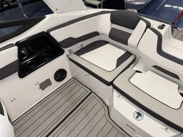 Slide: The Image of Yamaha Boat 195SS 2025 - 15