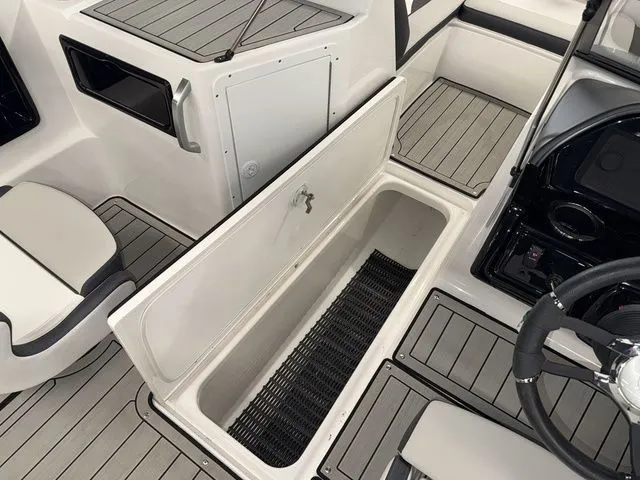 Slide: The Image of Yamaha Boat 195SS 2025 - 16