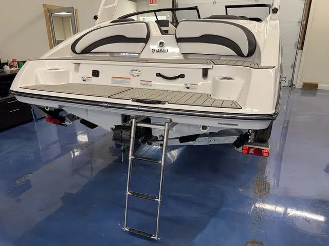 Slide: The Image of Yamaha Boat 195SS 2025 - 2