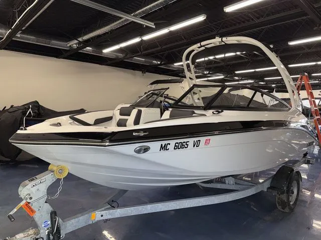 Slide: The Image of Yamaha Boat 195SS 2025 - 3