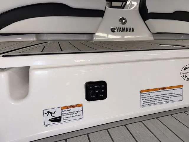 Slide: The Image of Yamaha Boat 195SS 2025 - 4