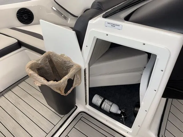 Slide: The Image of Yamaha Boat 195SS 2025 - 7