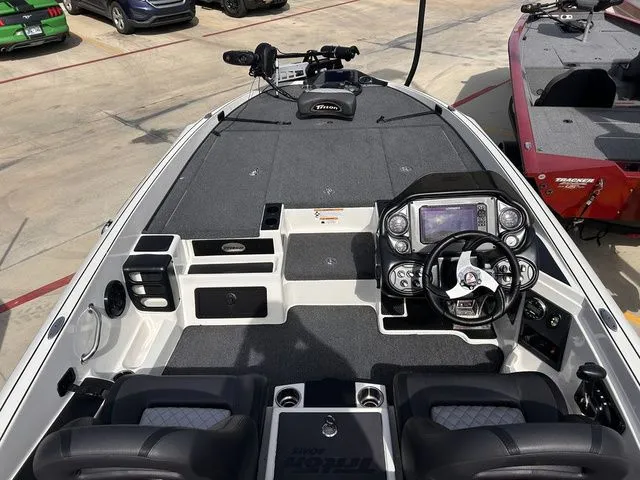 Slide: The Image of Triton 20 TrX Patriot 2020 - 10