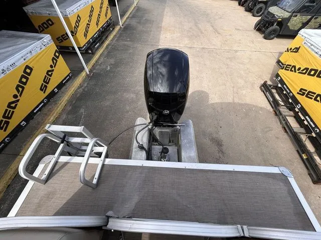 Slide: The Image of Sun Tracker Party Barge 24 DLX 2021 - 15