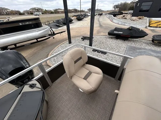 Slide: The Image of Sun Tracker Fishin' Barge 20 DLX 2023 - 10