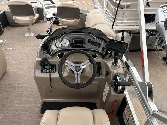 Slide: The Image of Sun Tracker Fishin' Barge 20 DLX 2023 - 11