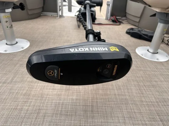 Slide: The Image of Sun Tracker Fishin' Barge 20 DLX 2023 - 14