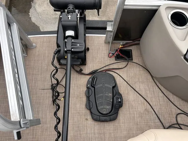 Slide: The Image of Sun Tracker Fishin' Barge 20 DLX 2023 - 16