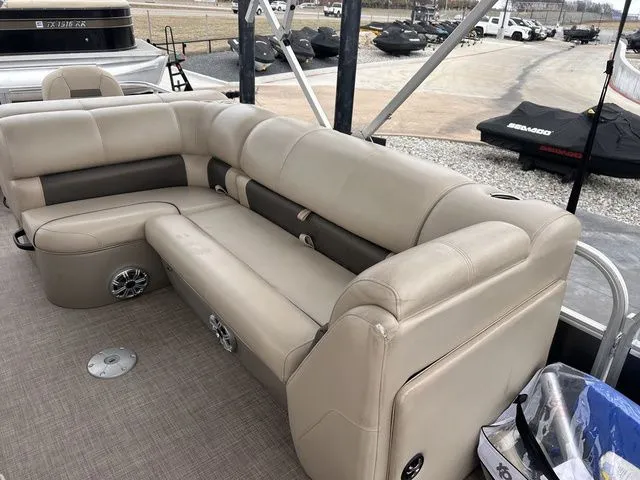 Slide: The Image of Sun Tracker Fishin' Barge 20 DLX 2023 - 18