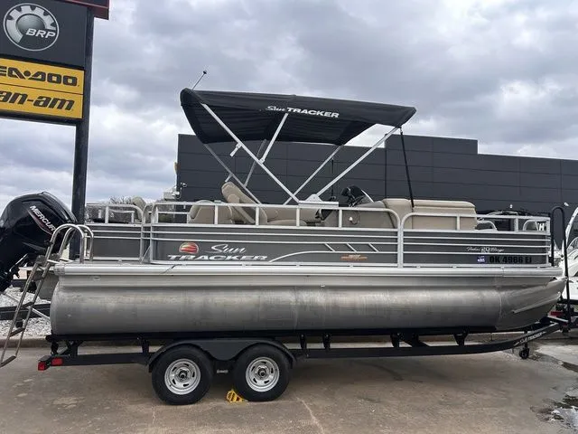 Slide: The Image of Sun Tracker Fishin' Barge 20 DLX 2023 - 5