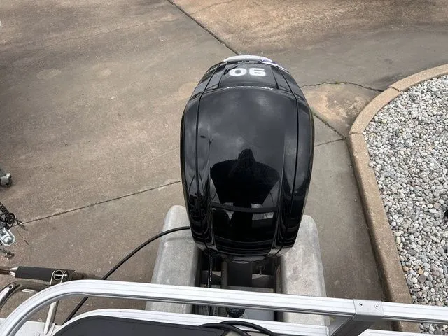 Slide: The Image of Sun Tracker Fishin' Barge 20 DLX 2023 - 7