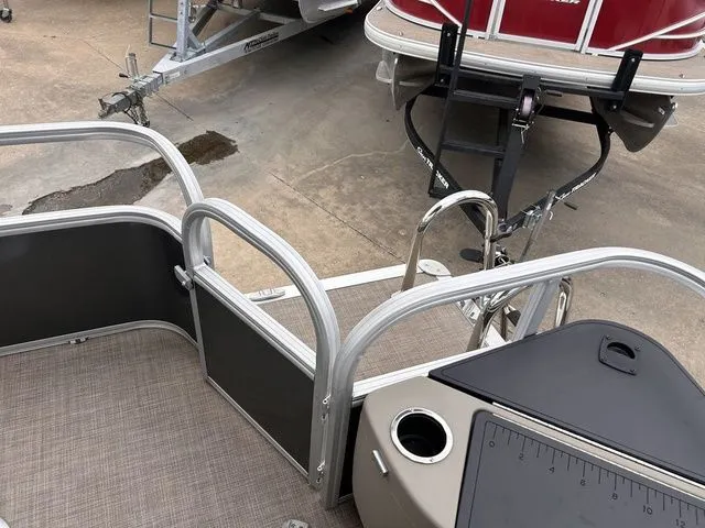 Slide: The Image of Sun Tracker Fishin' Barge 20 DLX 2023 - 8