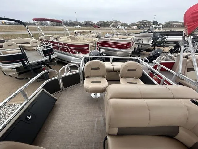 Slide: The Image of Sun Tracker Fishin' Barge 22 XP3 2021 - 14