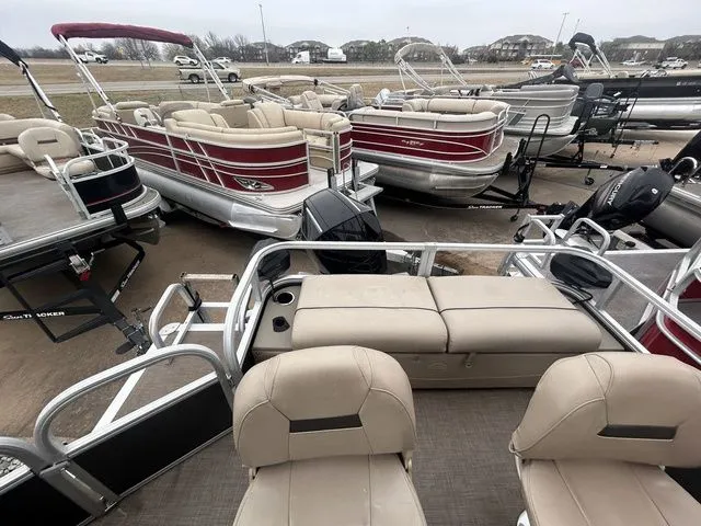 Slide: The Image of Sun Tracker Fishin' Barge 22 XP3 2021 - 15