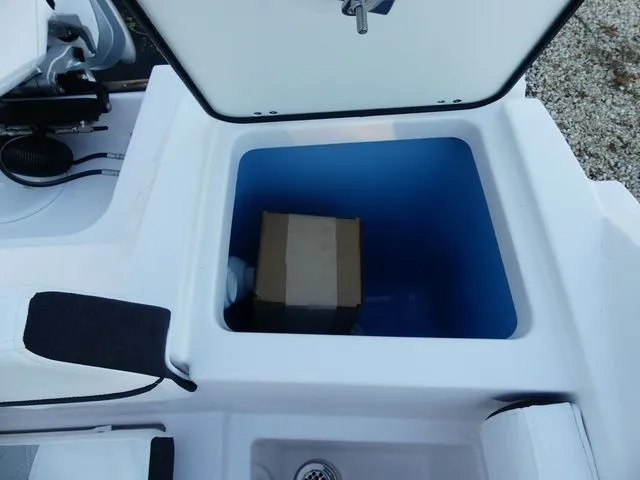 Slide: The Image of Blackfin 222 CC 2026 - 15