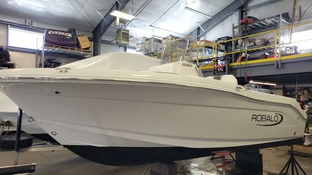 The Image of Robalo R180 Center Console 2023 - 1