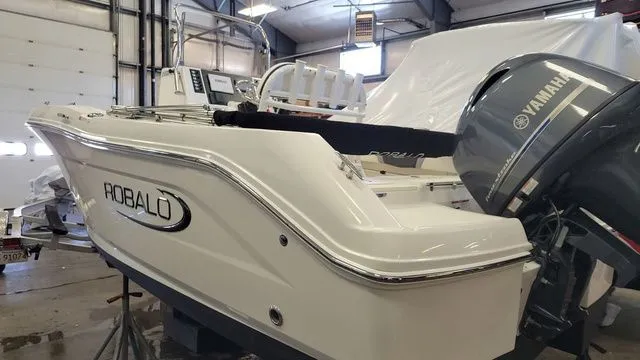 Slide: The Image of Robalo R180 Center Console 2023 - 4