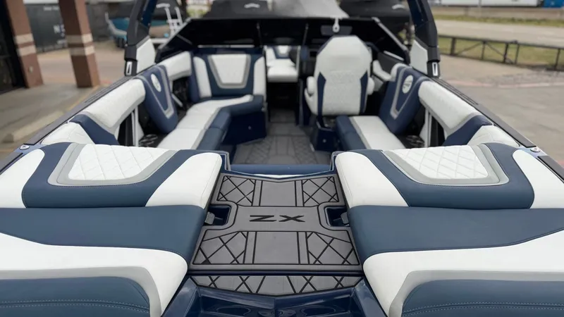 Slide: The Image of Tigé 25ZX 2022 - 10