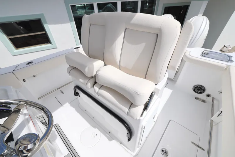 Slide: The Image of Luxurious seating in Sea Hunt Gamefish 25 boat, year 2026. - 18