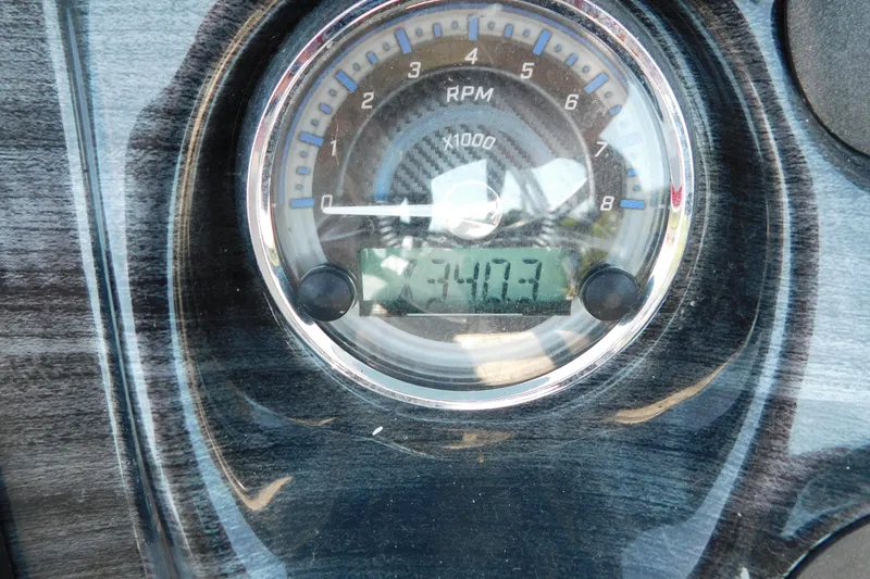 Slide: The Image of RPM gauge of 2023 Tahoe Pontoon 2385 LTZ Quad Lounger showing 140.3 hours. - 23