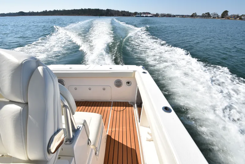 Slide: The Image of Shamrock 246 Adventurer 2007 on water, rear view. - 21