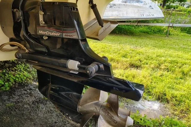 Slide: The Image of 2009 Maxum 2700 SE boat with MerCruiser outdrive, parked on grass. - 20