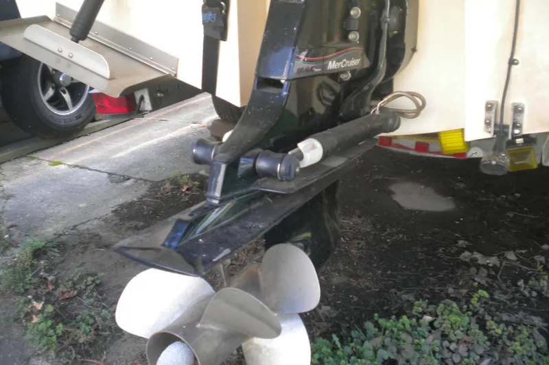 Slide: The Image of 2009 Maxum 2700 SE boat with MerCruiser outdrive and propeller detail. - 21