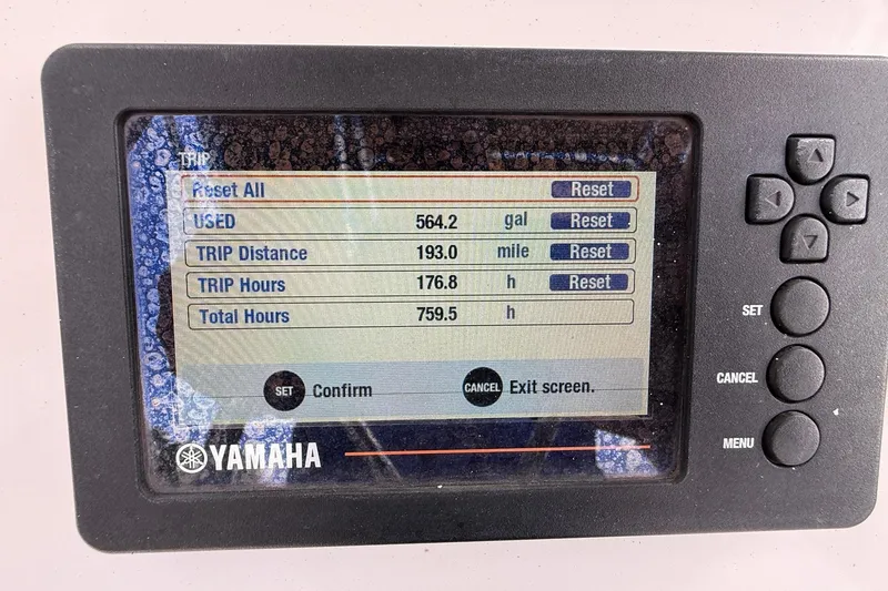 Slide: The Image of Yamaha display showing trip data: 564.2 gallons used, 193 miles, 176.8 hours. Edgewater 208CC 2020. - 38