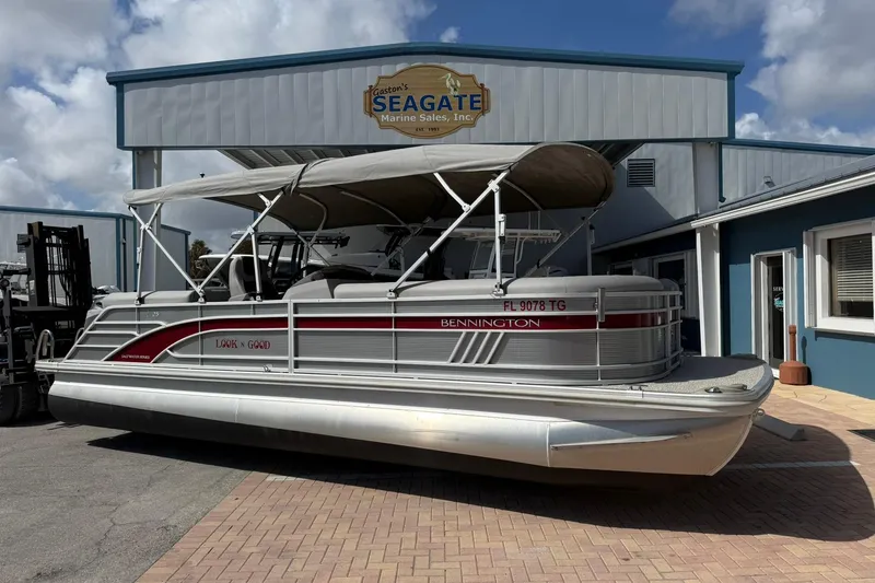 The Image of 2022 Bennington 25 LFB pontoon boat at Seagate Marine Sales. - 1