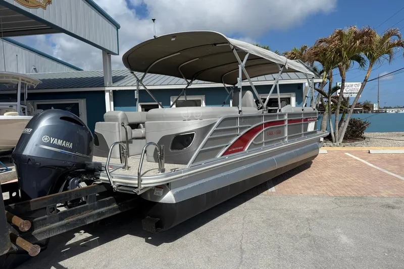 Slide: The Image of 2022 Bennington 25 LFB pontoon boat with Yamaha engine, parked outdoors. - 3
