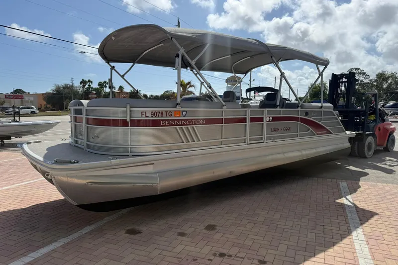 Slide: The Image of 2022 Bennington 25 LFB pontoon boat with canopy on a sunny day. - 5