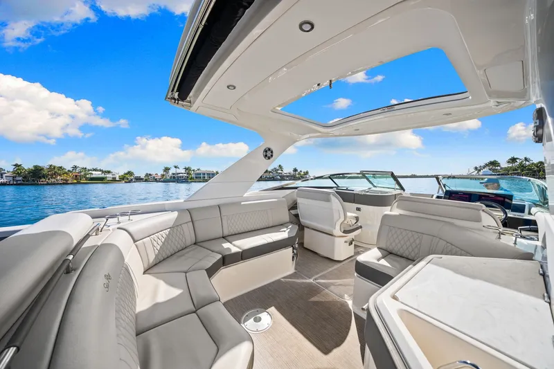 Slide: The Image of Sea Ray SLX 310 Outboard 2023 - 19