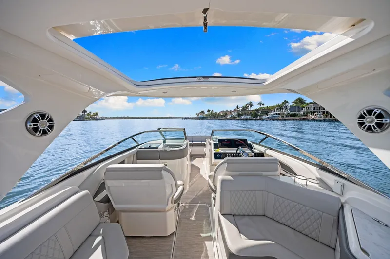 Slide: The Image of Sea Ray SLX 310 Outboard 2023 - 21