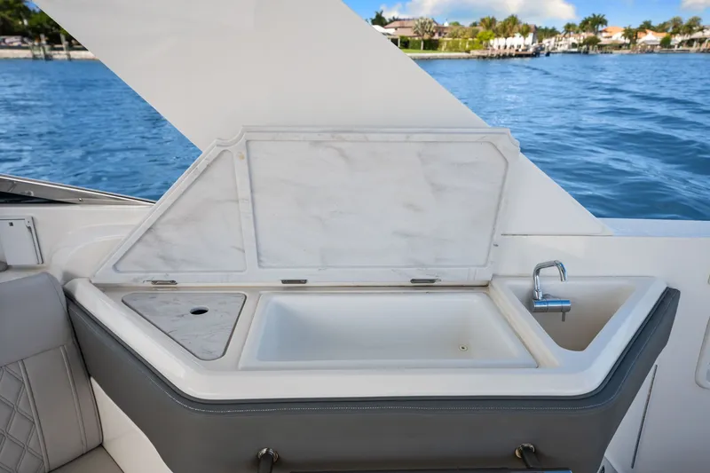 Slide: The Image of Sea Ray SLX 310 Outboard 2023 - 23